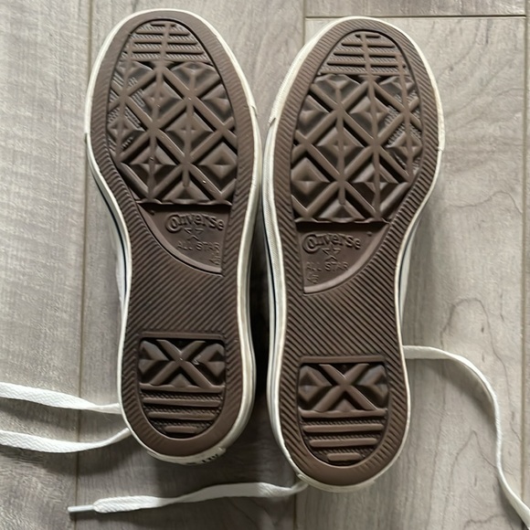 Converse White Sneaker - Picture 4 of 7